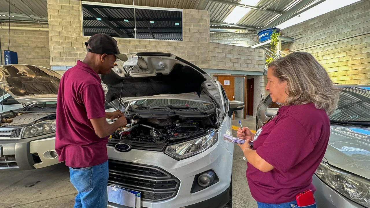 Equipe JM avaliando o motor e anotando informações do atendimento