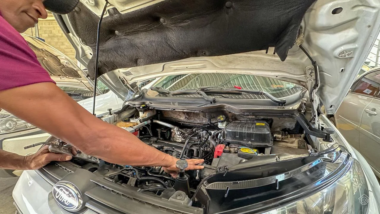 Mecânico da JM trabalhando no motor de um veículo